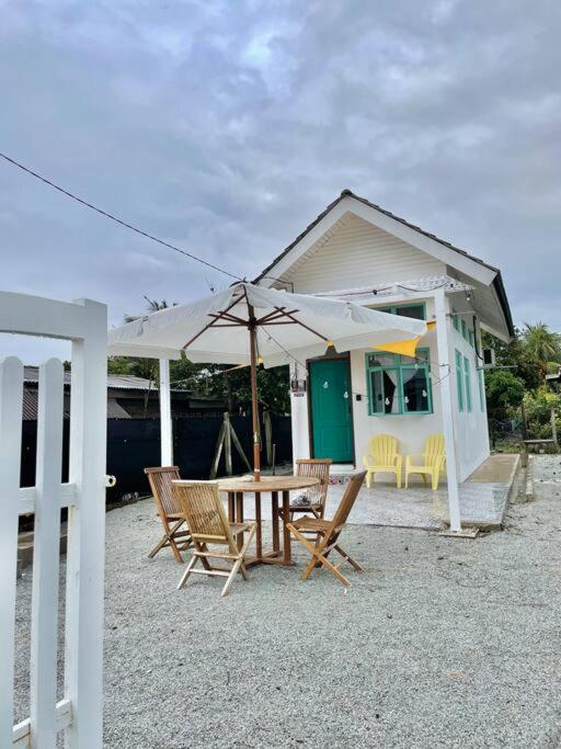 Sea Kecil Tiny House Near Jetty Of Kuala Besut Villa Kampong Nail Exterior photo